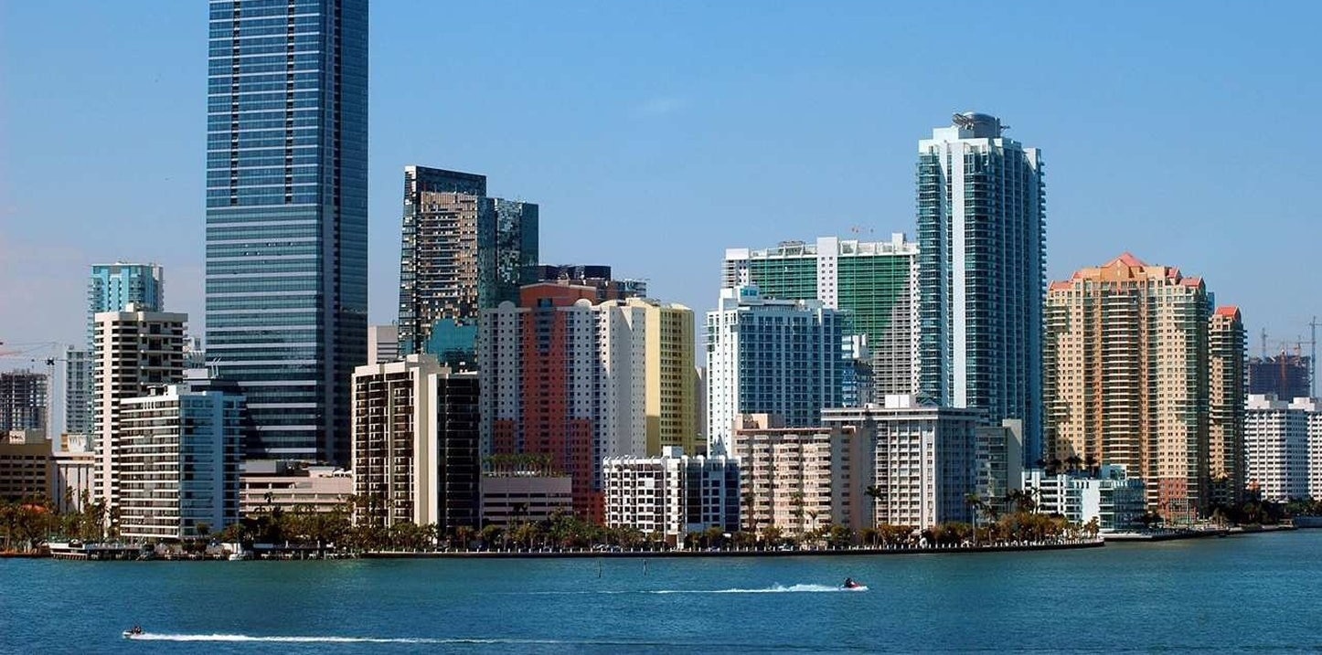 miami-skyline-1920x0-c-f.jpg (1446×717)