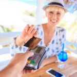 joven mujer pago tarjeta dinero móvil recurso bbva