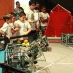 fotografía de festechpy paraguay robots competicion niños electronica