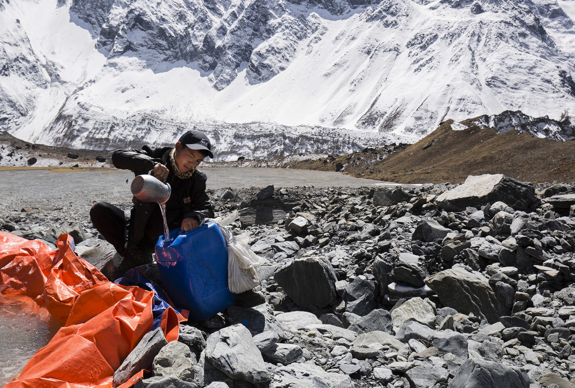 Sistema de recogida de agua creado por los Sherpas en el Annapurna 2