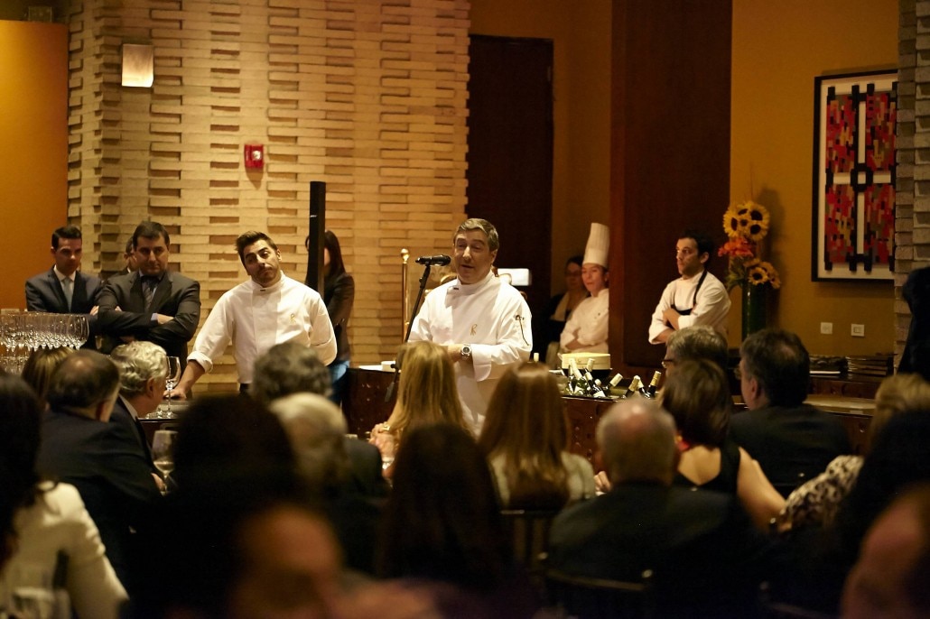 Fotografía de Joan Roca habla a los invitados de la primera cena ofrecida por BBVA y El Celler de Can Roca en Bogotá