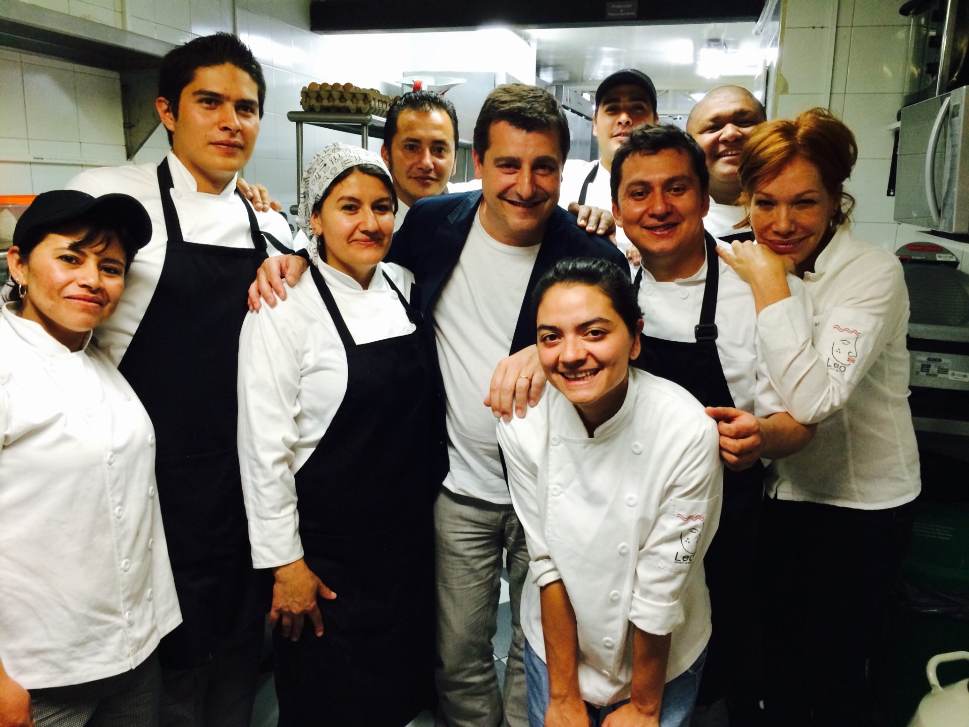 Fotografía de Josep Roca, con la chef Leonor Espinosa y el equipo del restaurante Leo