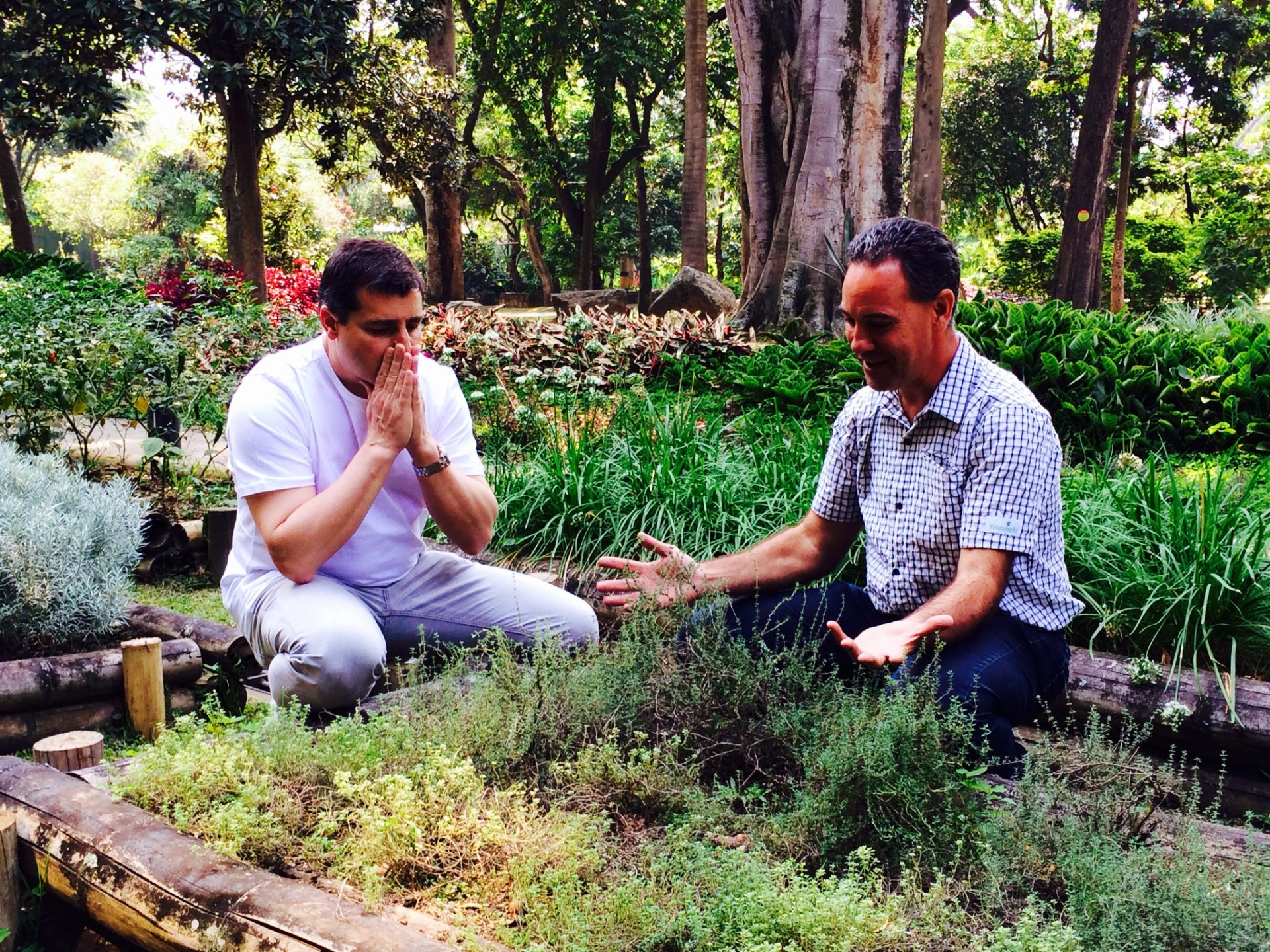 Fotografía de Josep Roca y Evarist March, el especialista en flora y botánica de El Celler de Can Roca
