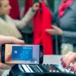 Fotografía de clientes smartphone samsung android pago tarjeta credito debito prepago bbva compass