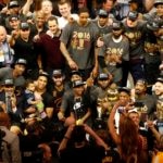 Los Cleveland Cavaliers posan con el trofeo que les acredita campeones de la NBA | Foto: EFE