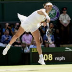 Fotografía de Garbiñe Muguruza golpeando la pelota en un partido de Wimbledon 2015