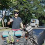 Forografía de Felipe Tamayo en su bicicleta, recorriendo el país.