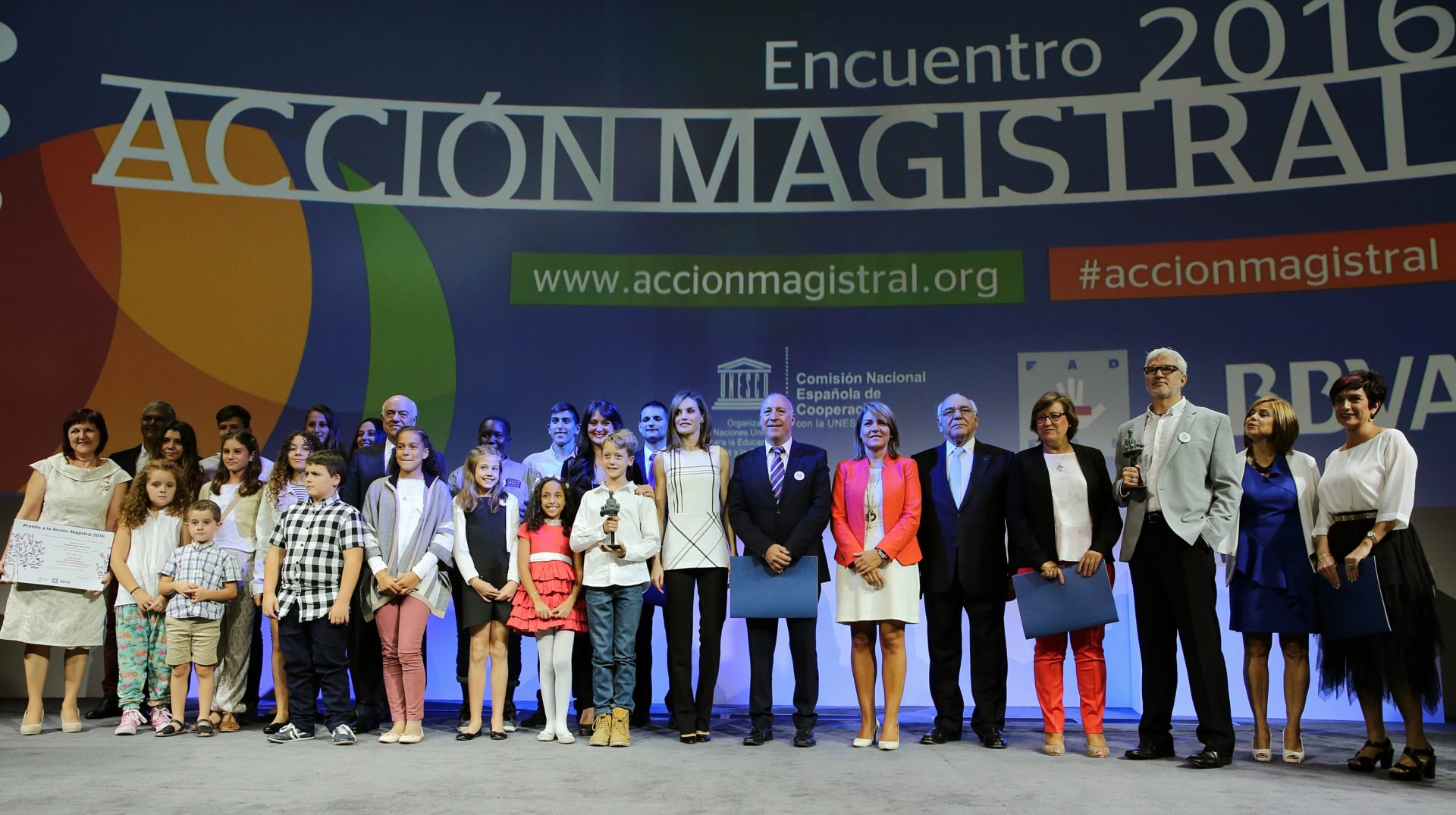 S.M. la Reina, acompañada por el presidente de BBVA, Francisco González, y el presidente de la FAD, Ignacio Bayón, ha entregado hoy los Premios a la Acción Magistral 2016