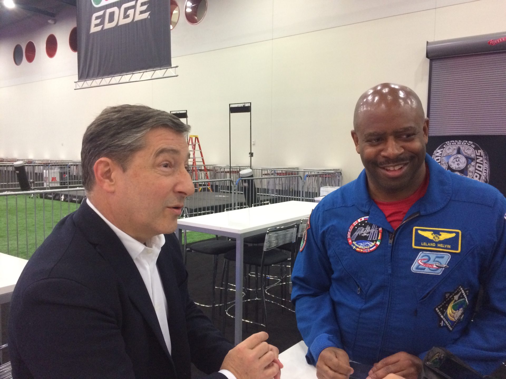 Joan Roca habla con el astronauta de la NASA, Leland Melvin