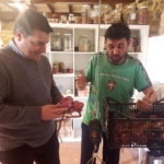 Borja Lopez, agricultor, habla con Josep Roca sobre el cultivo de cebollas moradas