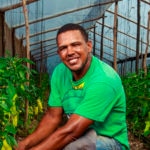 Fotografía de un agricultor al que atiende Banco Adopem, entidad de la FMBBVA en Rep. Dominicana