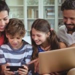 familia-tablet-movil-ordenador-internet-bbva