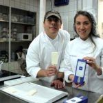 Jordi Roca y Alejandra Rivas presentan el Icephone, en el obrador de Rocambolesc