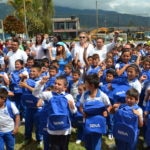 Óscar Cabrera, CEO de BBVA Colombia con niños de Boyacá que recibieron morrales del banco