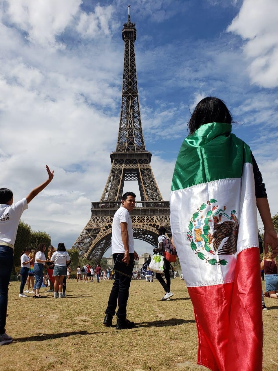 Valeria Romero en París y bandera de México