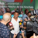 Nolberto Solano atiende a la prensa peruana en la sede central de BBVA Continental.