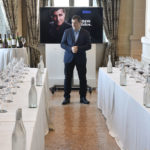 Josep Roca con cliente de BBVA Uruguay