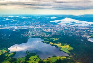 noruega-paisaje-sostenibilidad-lagos-agua-mares-rios-naturaleza-vegetacion-pais-renovable-energia