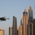 El coche volador eVTOL X2 durante el primer vuelo público del mundo en el marco de la Gulf Information Technology Exhibition (GITEX) Global 2022 en la pista de SkyDive Dubai en el emirato del Golfo de Dubai, Emiratos Árabes Unidos, 10 de octubre de 2022.