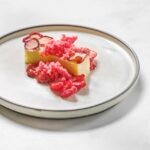 La receta del postre de Jordi Roca: Bizcocho de queso de cabra, fresas y granizado de frambuesas
