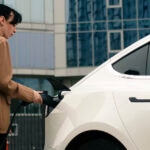 Un alquiler de 100 euros al mes para popularizar el coche eléctrico: así es el programa que triunfa en Francia