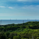 Qué son las energías renovables flotantes: cuando turbinas y paneles están anclados al fondo