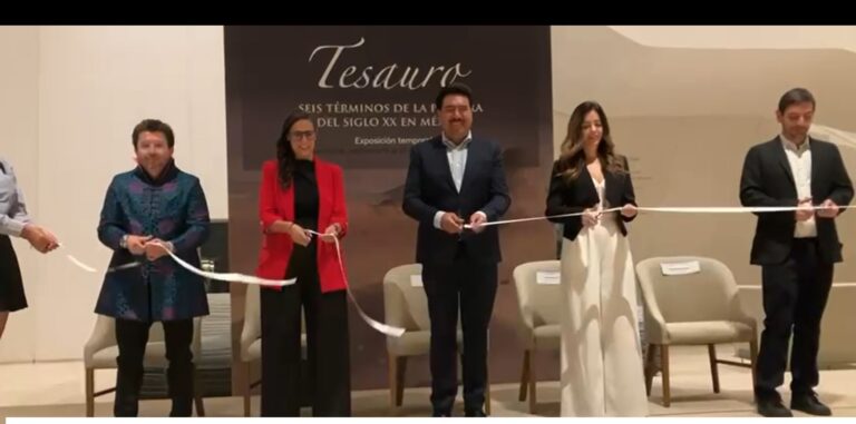 Corte del listo de la inauguración Tesauro