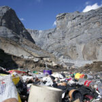 De restos de plástico a botellas de oxígeno: la contaminación humana pesa en el Everest