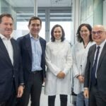 Carlos Torres Vila reafirma el compromiso de la Fundación BBVA con el VHIO como centro de referencia en investigación traslacional y oncología de precisión