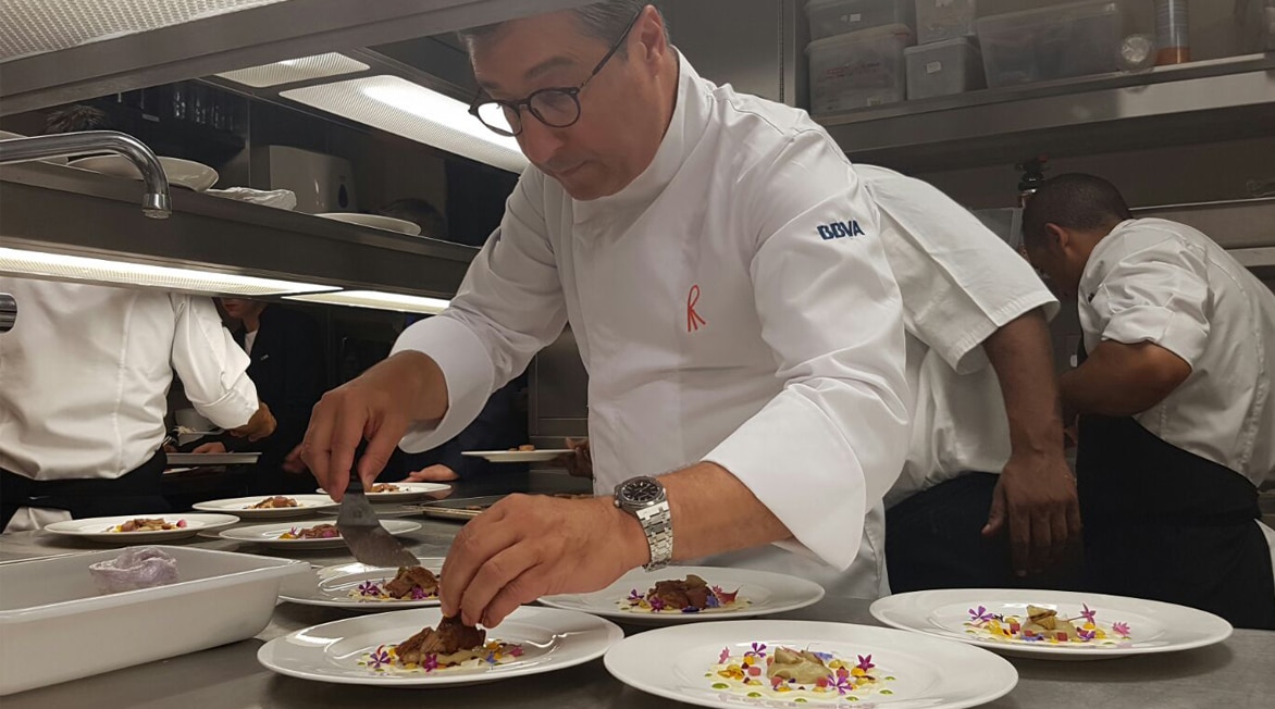 Picture of Joan Roca cooking in London during the BBVA Roca Tour 16